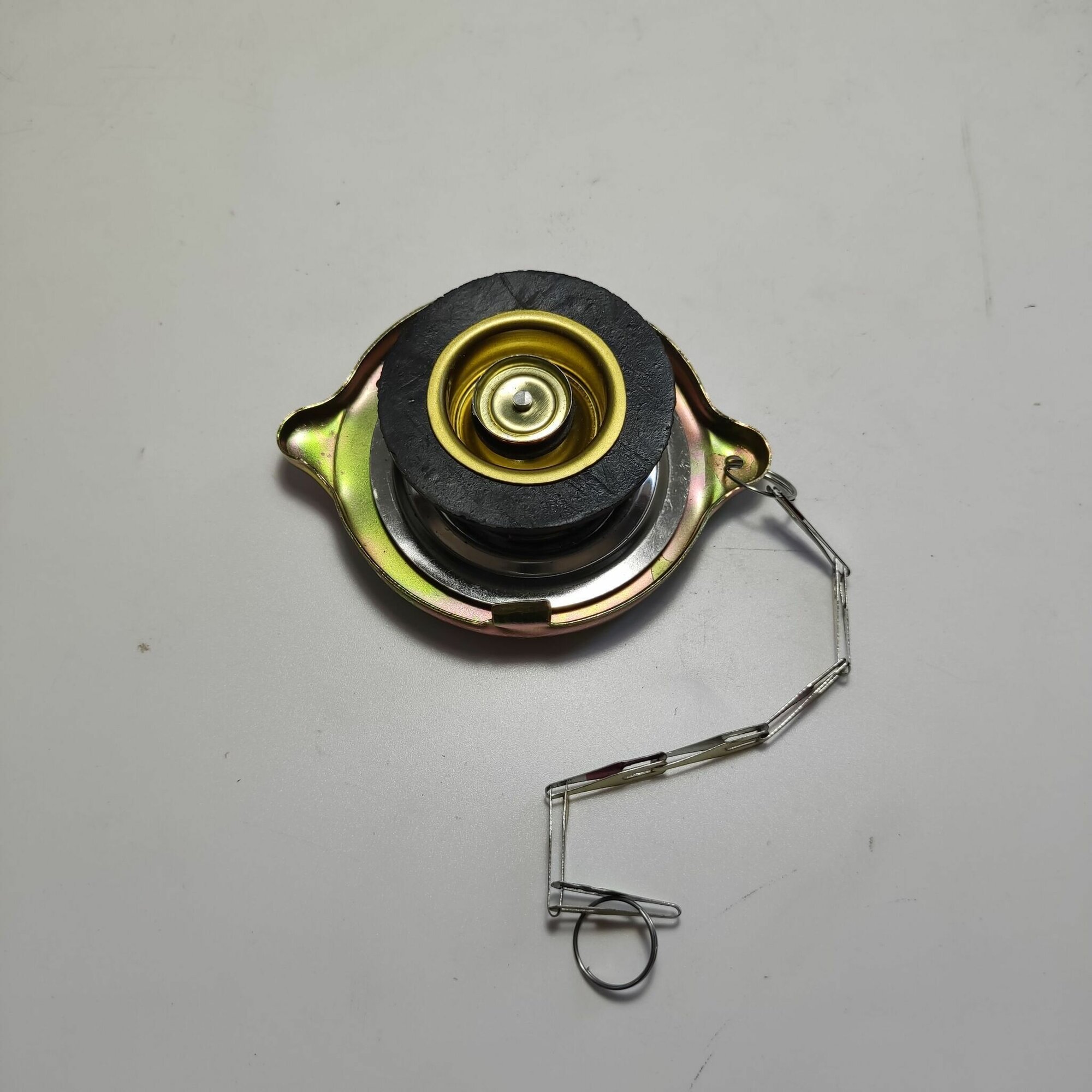 Крышка латунного радиатора R190/195 с цепочкой на дизельный двигатель на тяжелый мотоблок