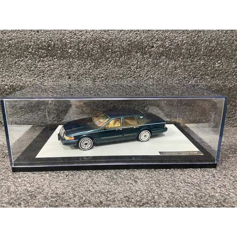 Bburago 1:43 Lincoln Towncar 1996 смола, A