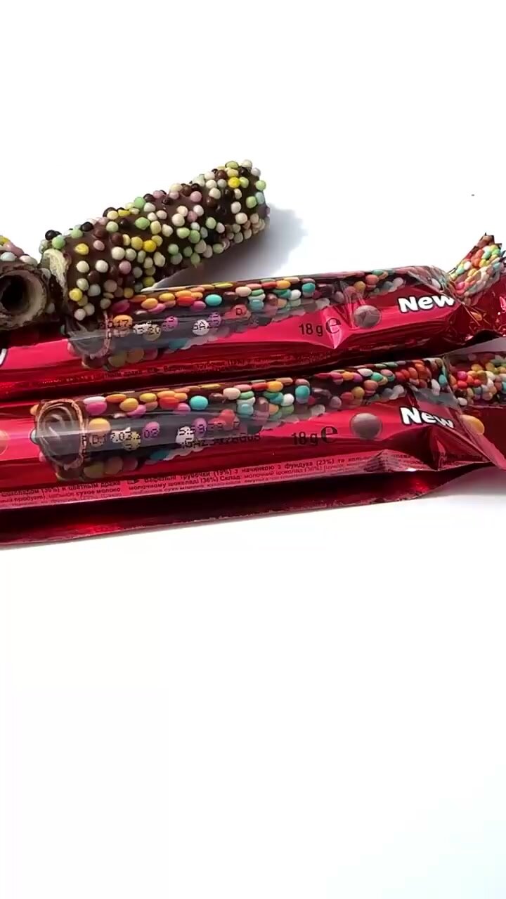 Вафельная трубочка Solen Papita choppy с начинкой из фундука в шоколаде и цветном драже 18 г, 24 шт в упаковке — фото 1