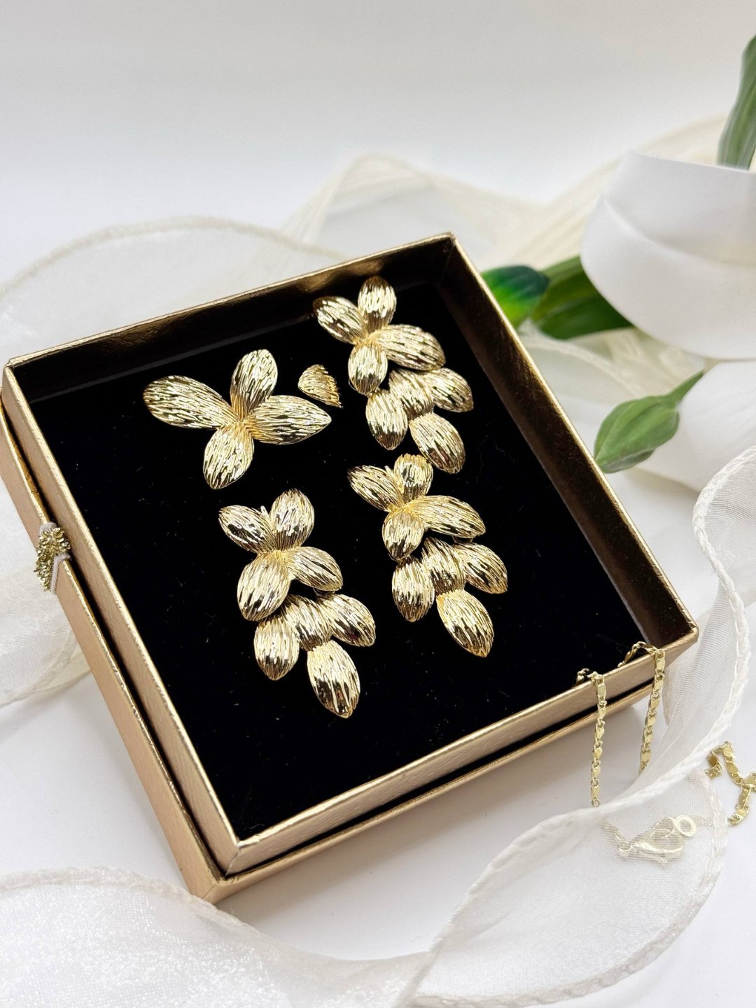 Комплект бижутерии: колье, серьги, кольцо