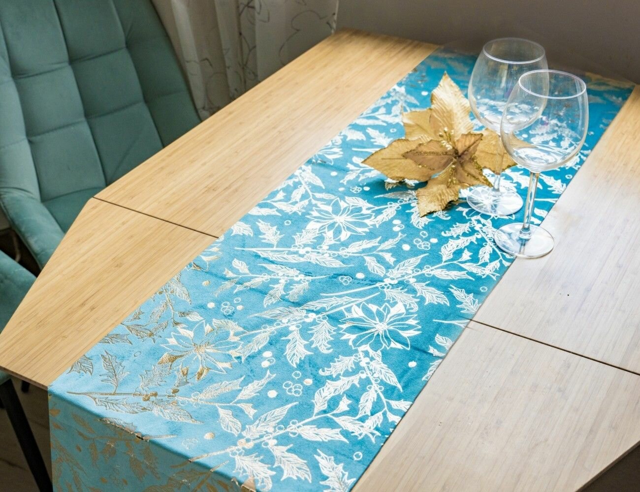 Дорожка для стола рождественская радость (Листья), бирюзовая, 28х270 см, Due Esse Christmas DUE2-GREEN-28-листья