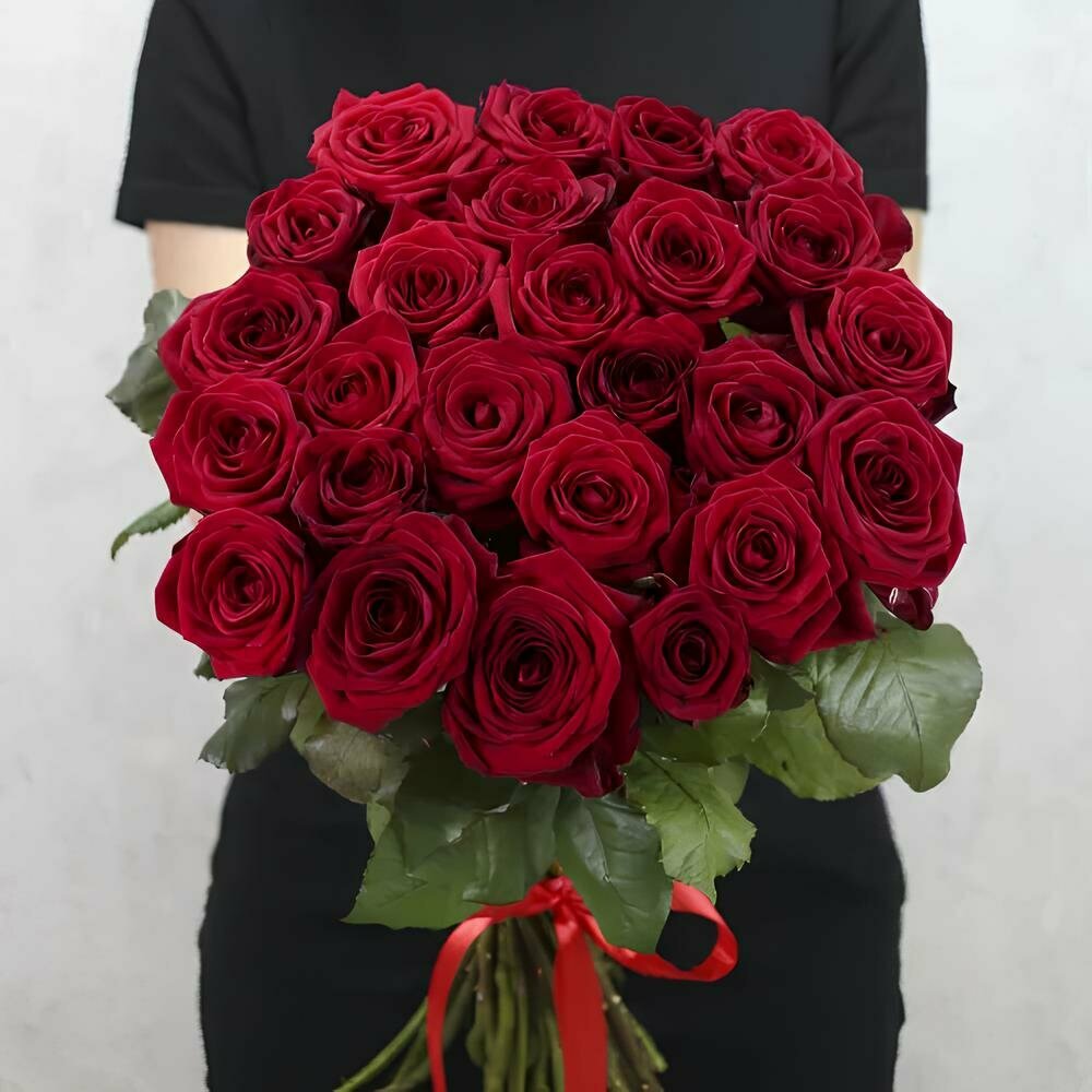 Букет живых цветов красные розы 25шт высота 70см сорт Ред Наоми