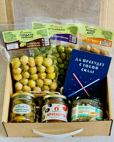 Изображение товара Гастрономический подарочный набор мужчине «Да пребудет с тобой сила» — оливки к пиву, коктейлям и крепким напиткам, брускетты, подарочный чемодан