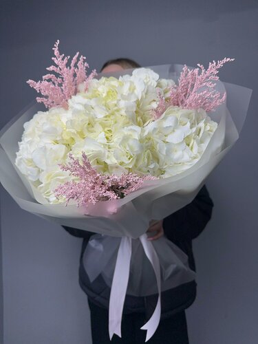 Изображение товара Белое облако: 5 гортензий и солидаго – FRESH FLORA купить свежие цветы с доставкой