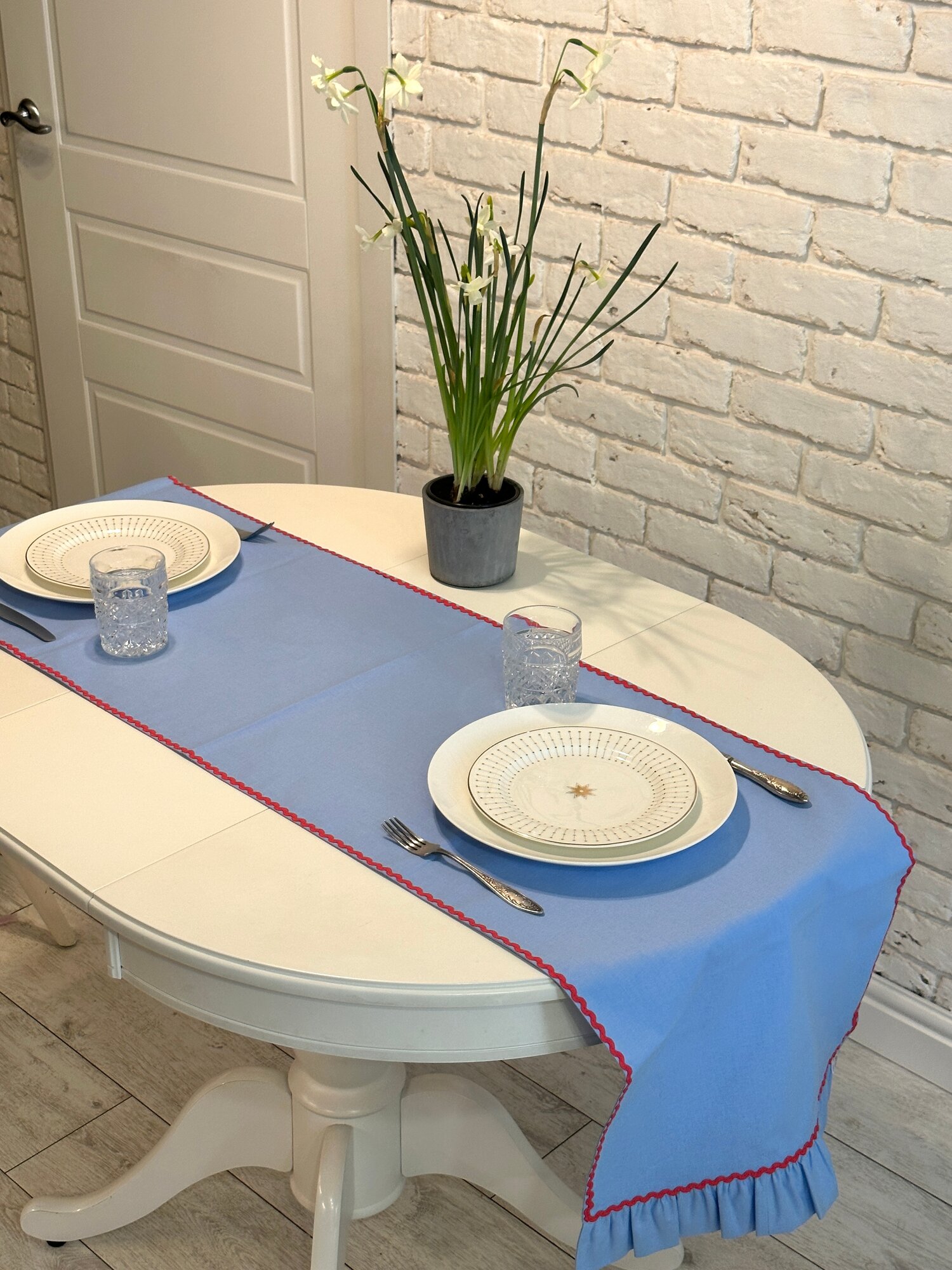 Дорожка на стол, прямоугольная, голубая с красным вьюном, с рюшами по торцам, 160*40 см, 1 шт.
