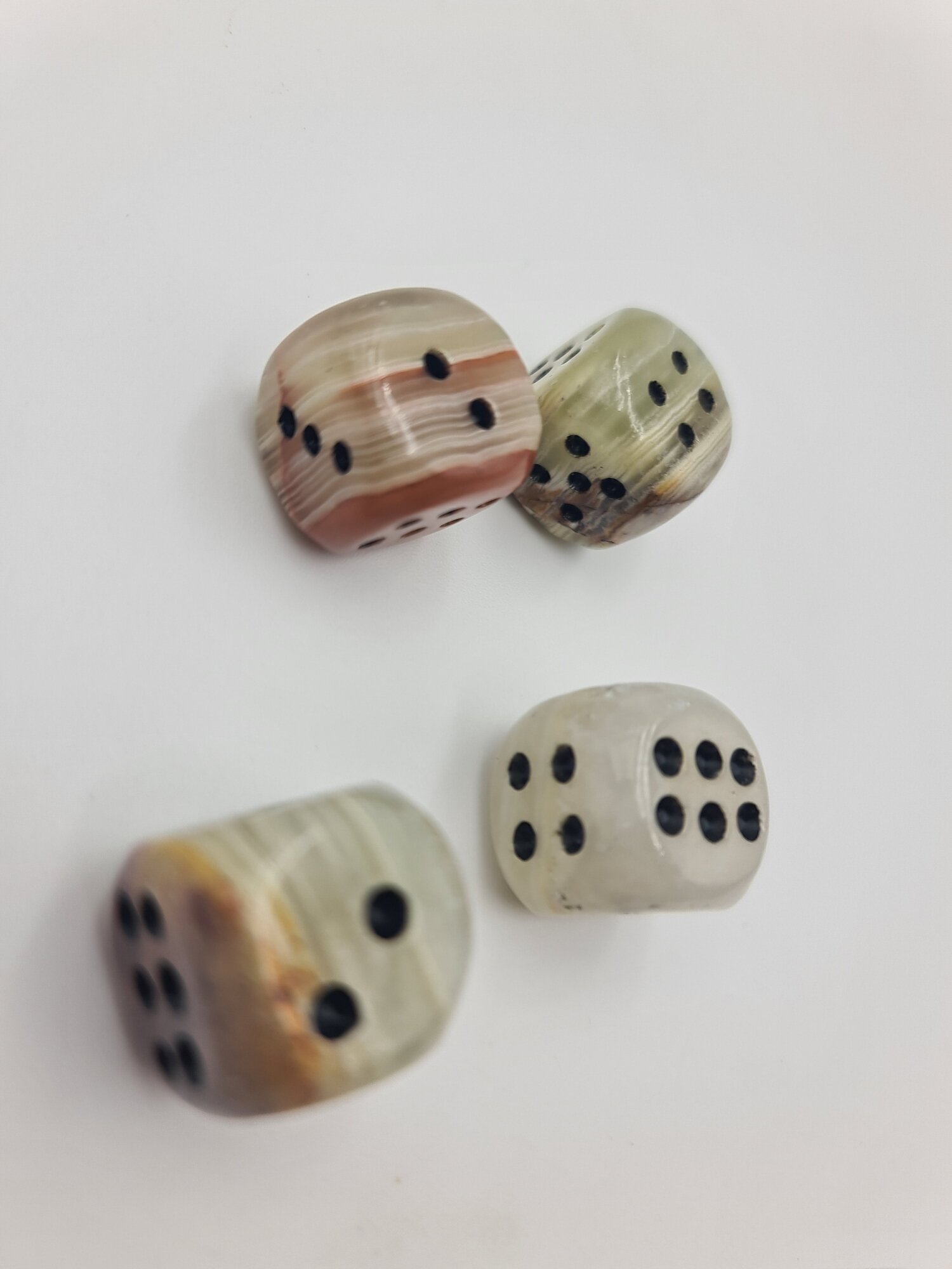 Кубик игральный из натурального оникса маленький 1 шт от бренда Present61 — фото 1