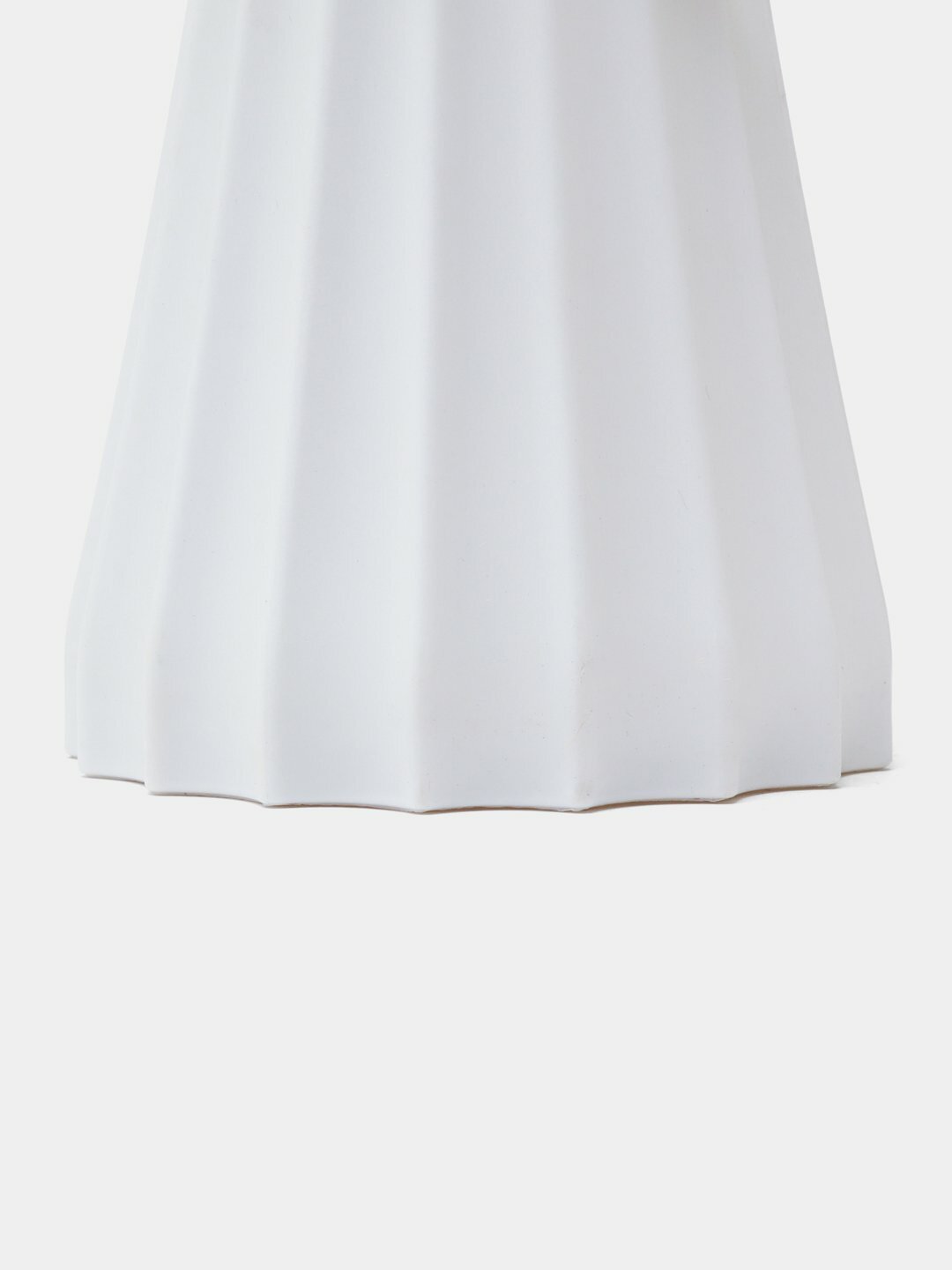 Ваза пластмассовая для цветов и декора. Легко мыть и использовать. — фото 1