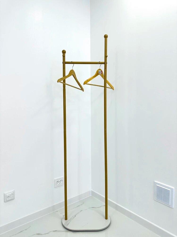 Вешалка напольная для дома или офиса 170 см золотистая на овальной подставке — фото 1