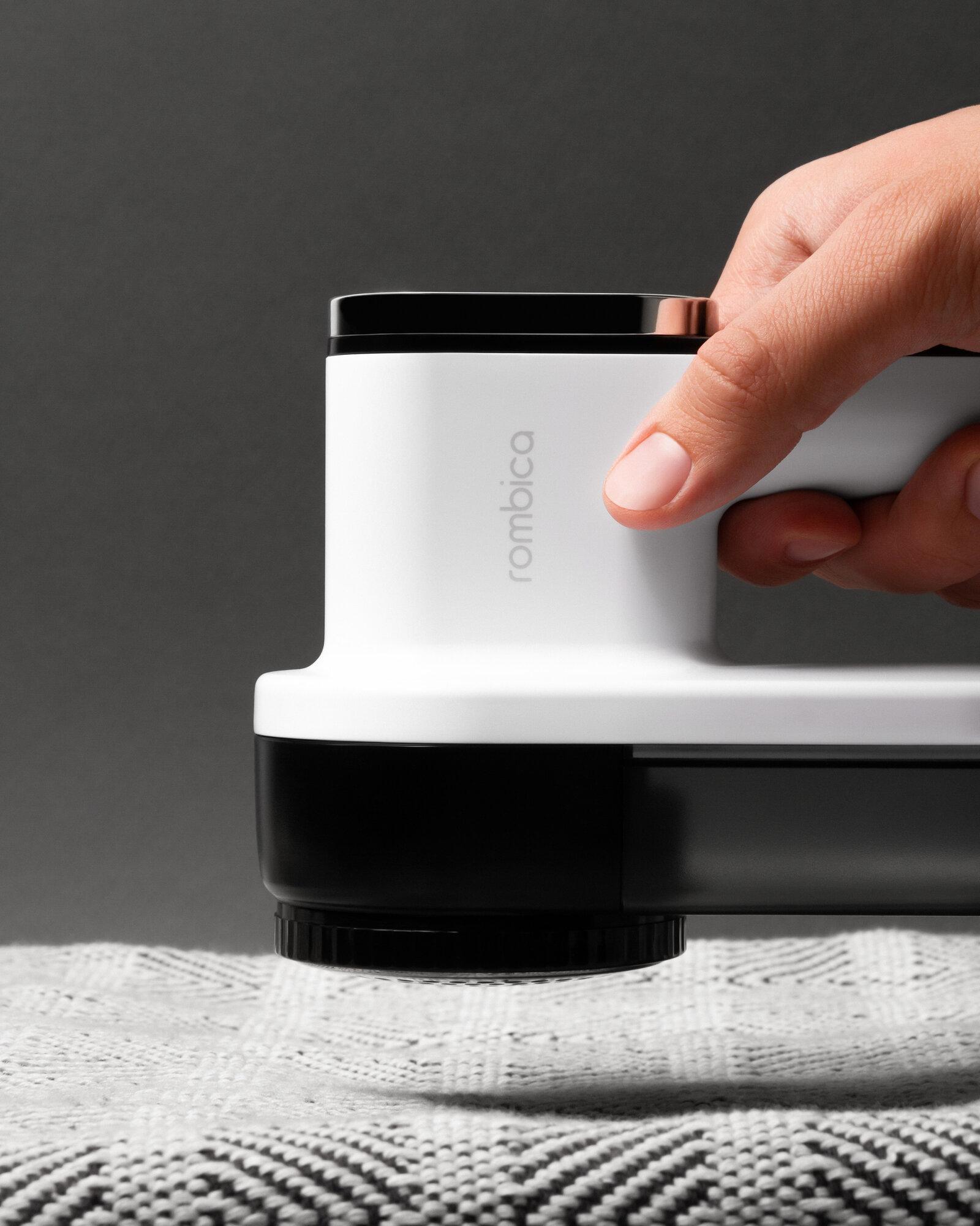 Машинка для удаления катышек с одежды на аккумуляторе, с LED дисплеем, беспроводная — фото 1