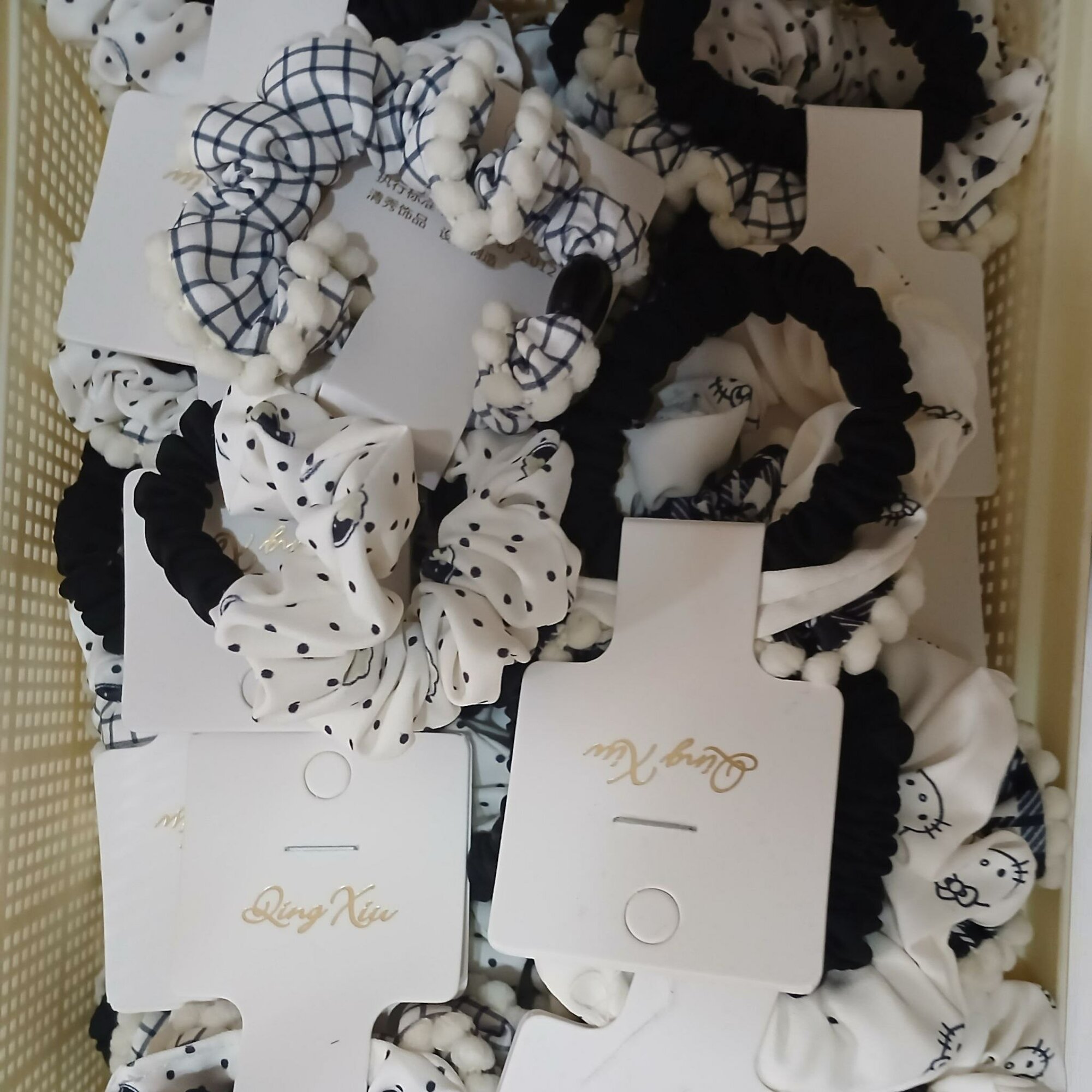 Стильные резинки для волос в чёрно-белой цветовой гамме подойдут к любому образу.