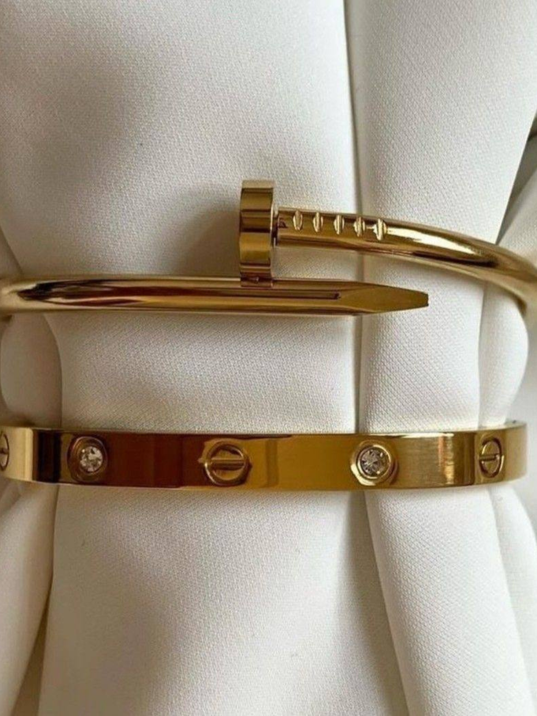 Набор золотистых браслетов – элегантность и роскошь в каждой детали