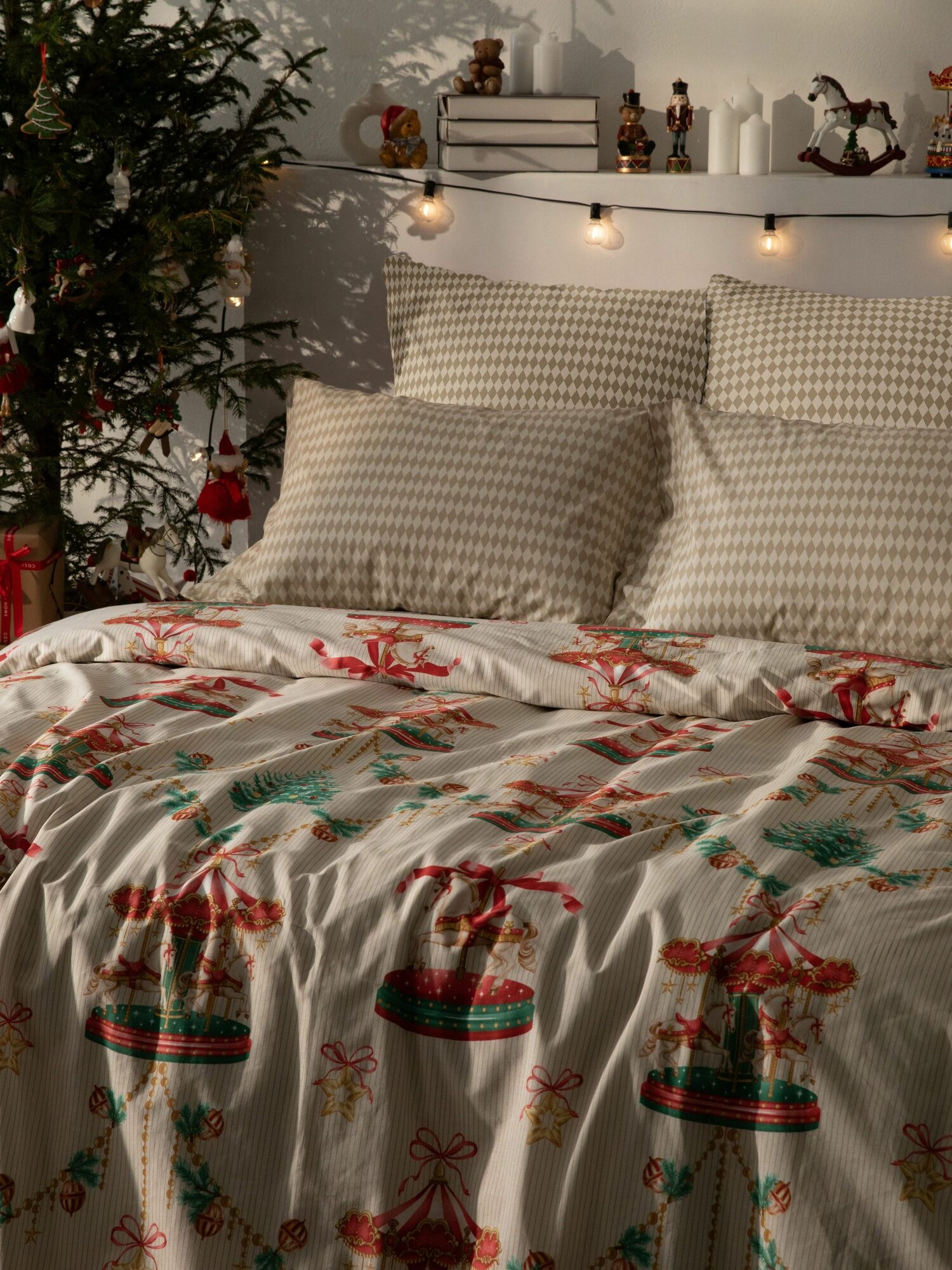 КПБ 2.0 перкаль "Cozy Home" Зимняя повесть/Winter tale (50х70) рис. 43332-2/43333-2 Карусель/Carousel — фото 1