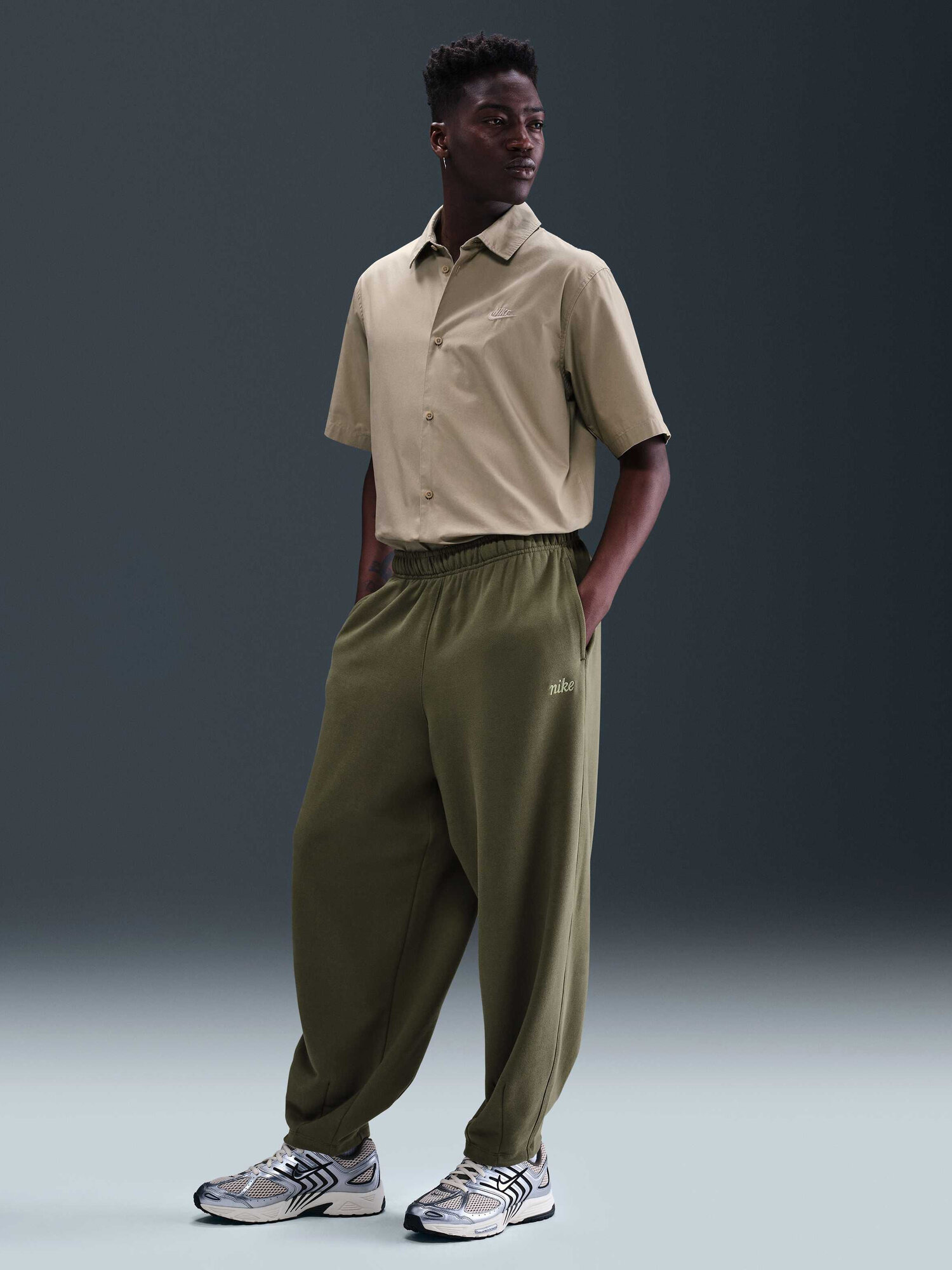 Брюки джоггеры NIKE Club, размер S, оливковый — фото 1