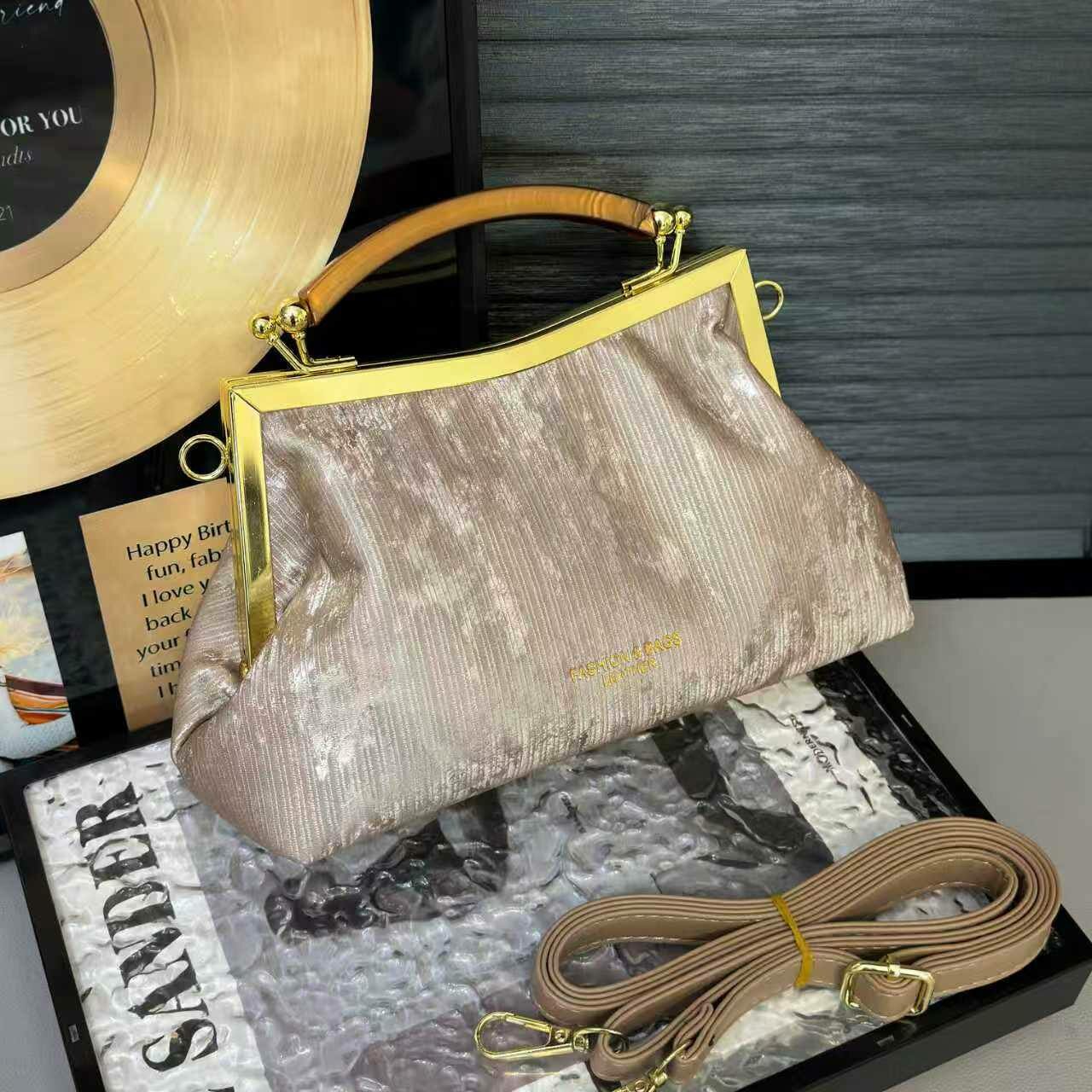 Джиббитсы для сумки клатч , фактура бархатистая, красный — фото 1