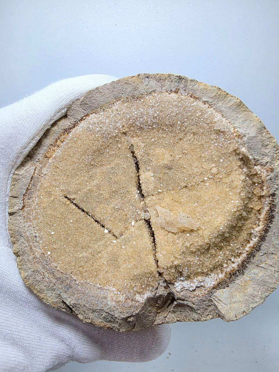 Конкреция с кальцитом и кварцем 102 мм, 59 г.