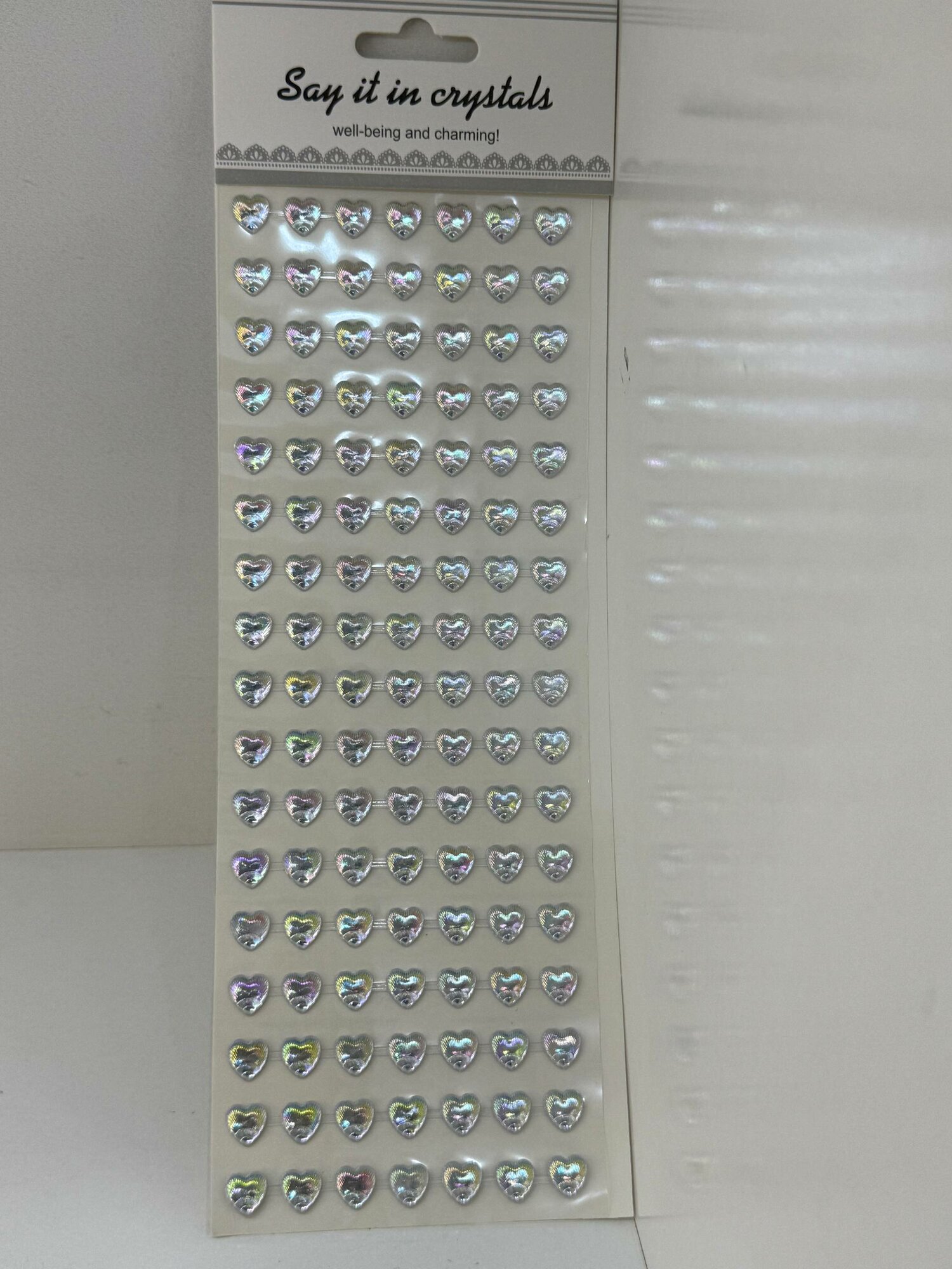 Создайте яркий и запоминающийся образ с помощью самоклеящихся страз в форме сердечек от бренда Say it in Crystals