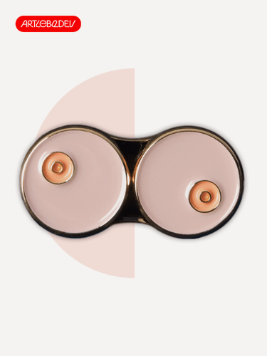 Изображение товара Значок металлический механический на одежду и рюкзак «Сиси», Студия Артемия Лебедева