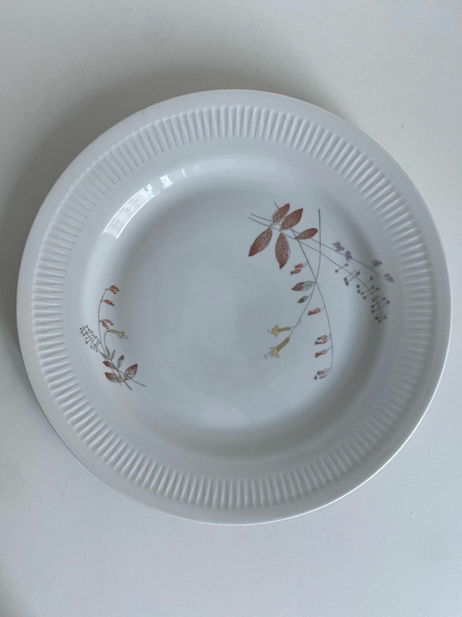 Блюдо сервировочное "Цветы" Диаметр: 32 см. Karolina. Польша. Фарфор. Небольшой скол.