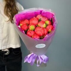 Изображение товара Букет из 11 коралловых пионов в стильной упаковке. «365 Поводов» - живые цветы с доставкой