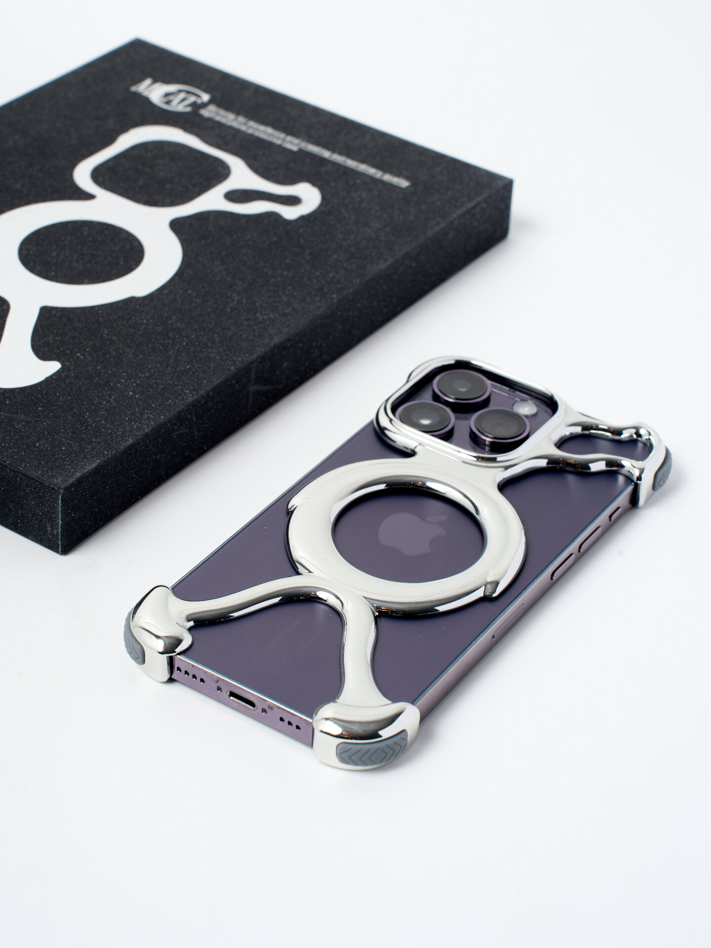 Чехол на Айфон 16 Про (iPhone 16 Pro) с ударопрочным покрытием, серебро — фото 1