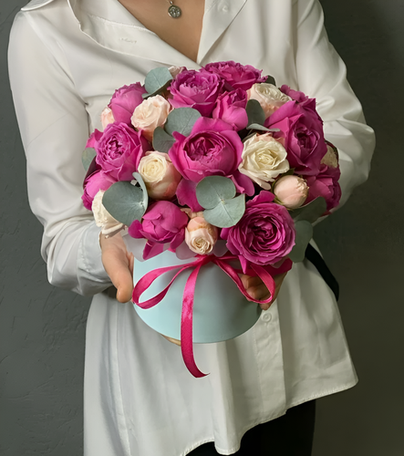 Изображение товара Коробка свежесрезанных цветов из пионовидных кустовых роз 119