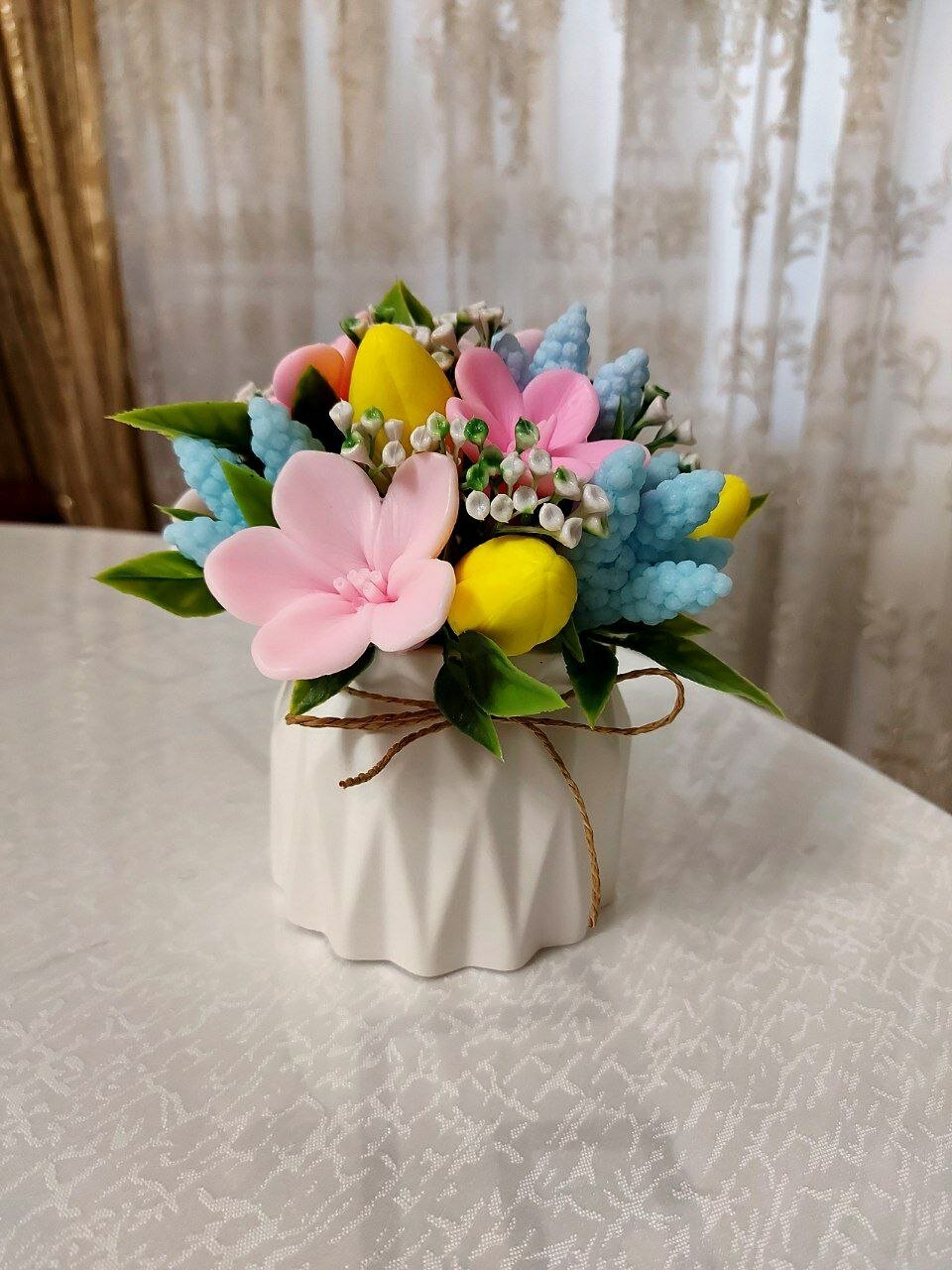 Ароматный букет разноцветных цветков из мыла в кашпо, средний размер