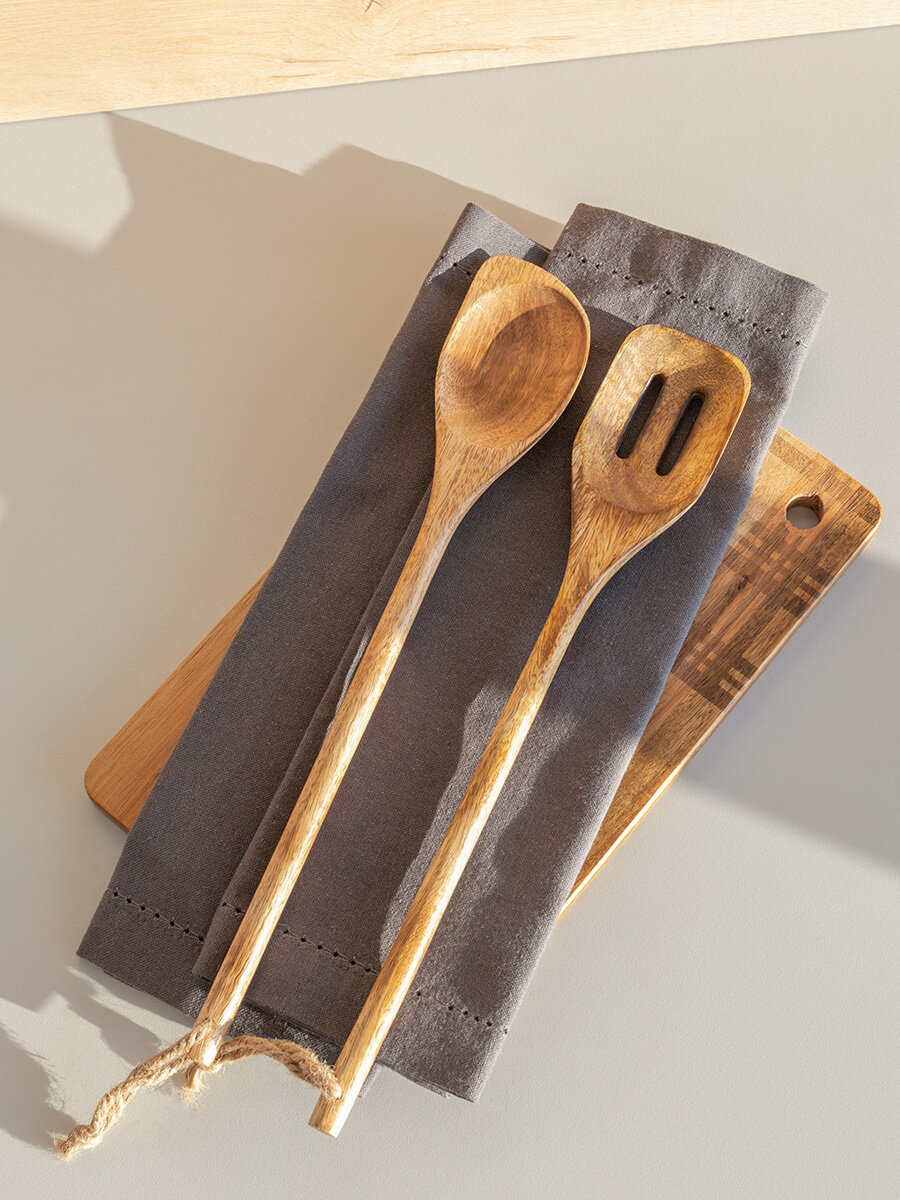 Ложка сервировочная/для приготовления DeNASTIA скошенный край, манго 35x6 см, коричневый, бежевый, A000366