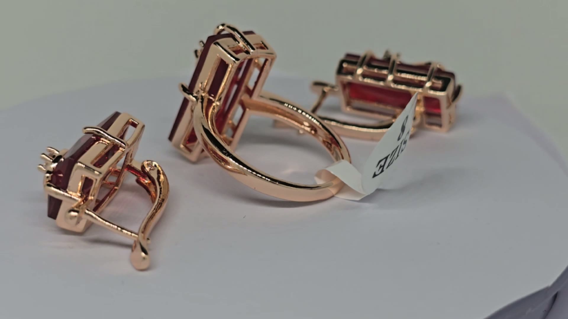 Комплект бижутерии: кольцо, серьги, фианит, размер кольца 18, красный — фото 1