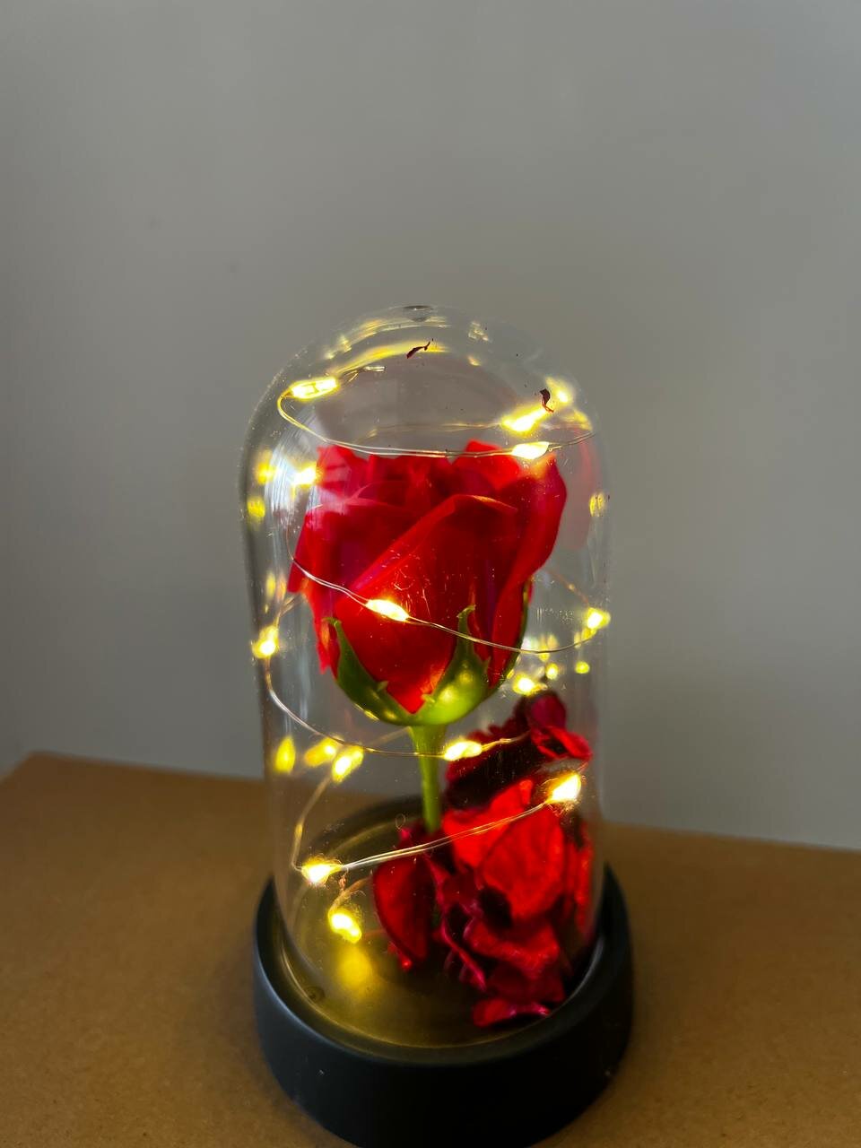 Искусственная роза в куполе — фото 1