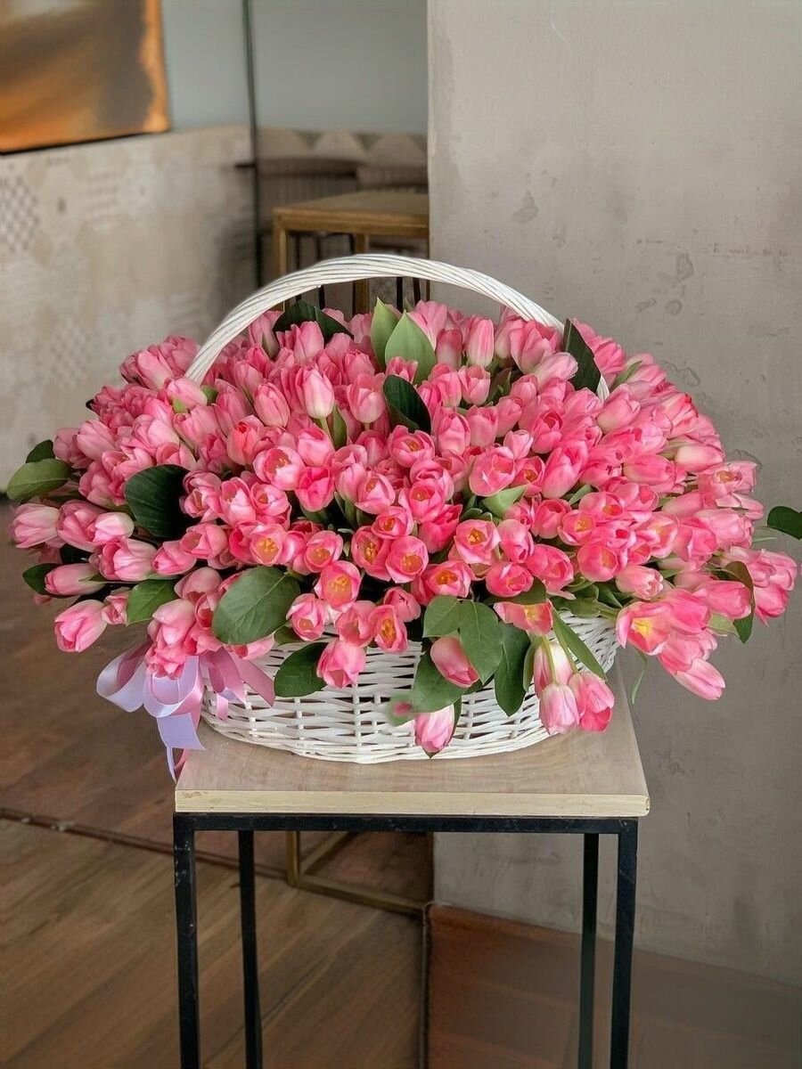 Большой букет из 301 розового тюльпана в корзине