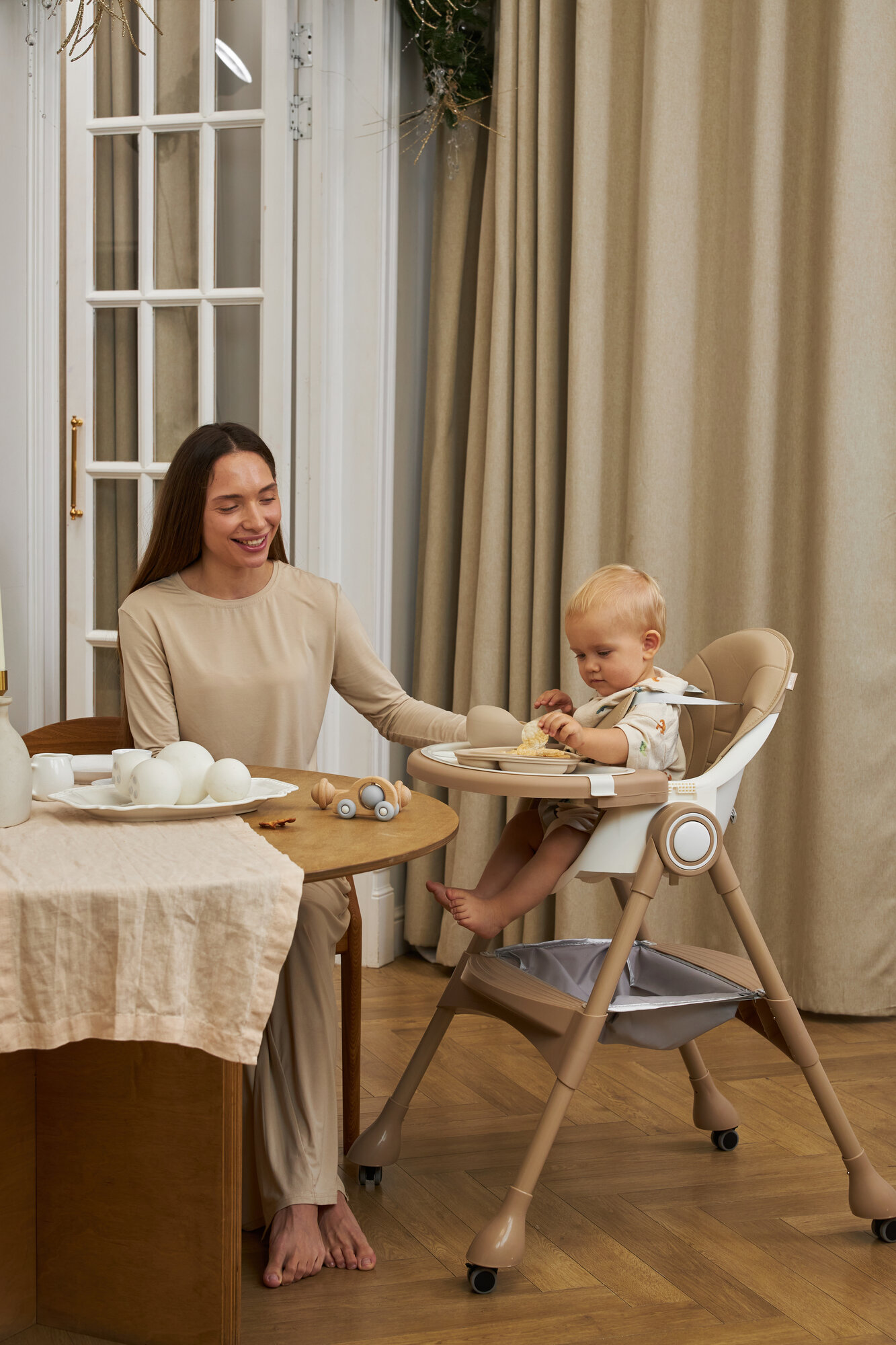 Стульчик для кормления ребенка 3 в 1 UNIX Kids Classic Grey Camel с 6-ти месяцев складной на колесиках