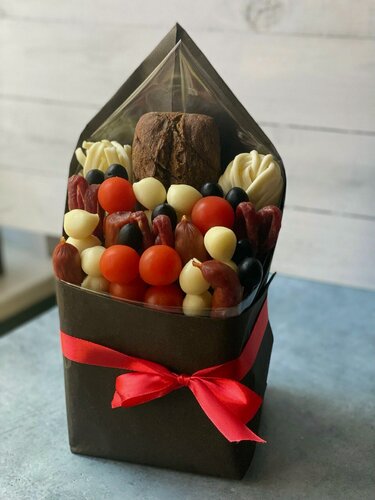 Изображение товара Букет «Парма мини» с колбасками, сыром, помидорами, маслинами и багетом — подарок на 23 февраля, День Рождения