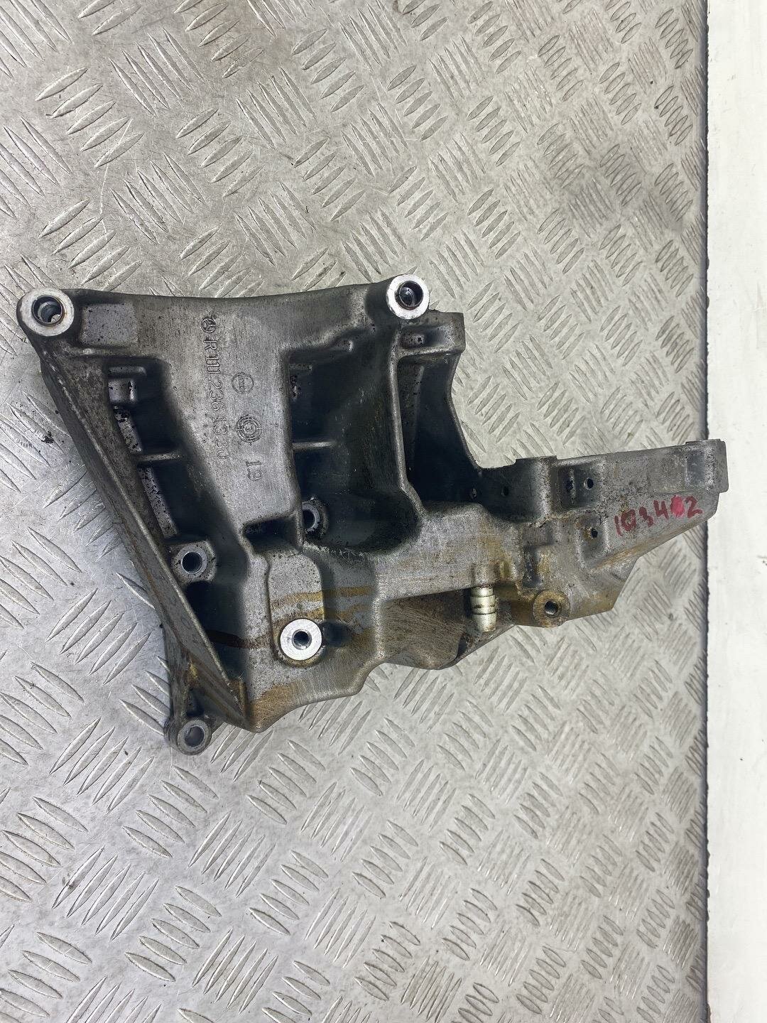 Кронштейн компрессора кондиционера Mercedes-Benz SLK R170 2000 R112361330