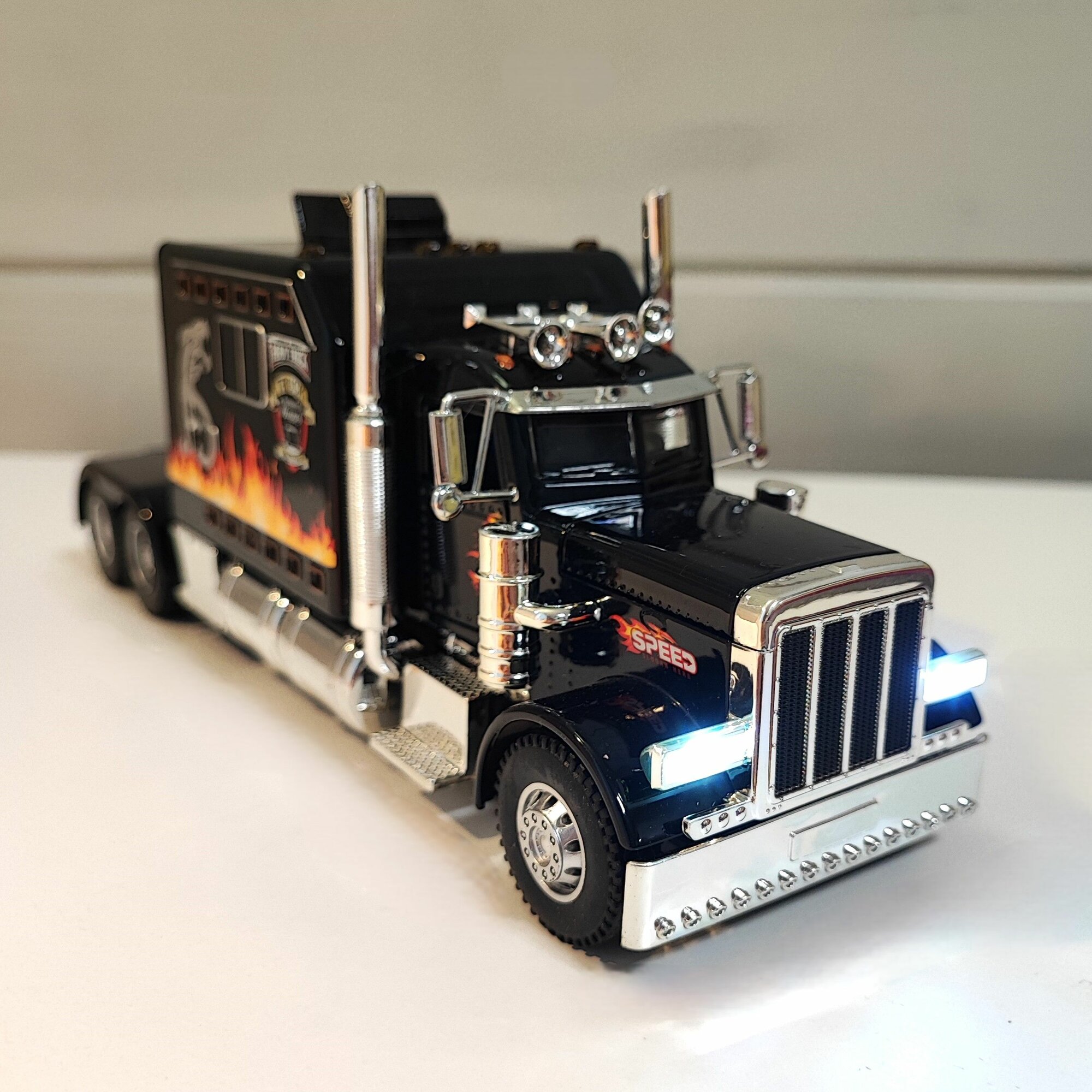 Машинка металлическая Freightliner Classic фура, грузовик, тягач, 1/24, черный