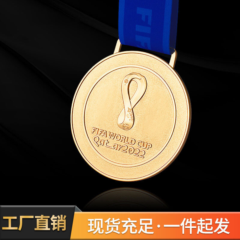 Официальная медаль чемпионата мира по футболу 2022 года с синей лентой для наград турниров