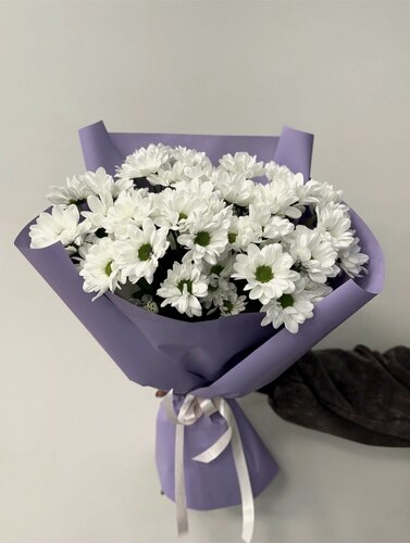 Изображение товара Букет из 7 белых кустовых хризантем в упаковке, монобукет, 50 см
