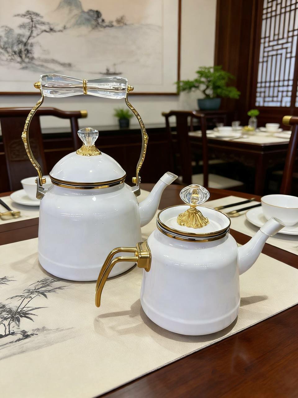 Набор эмалированных чайников, в подарочной упаковке, белого цвета — фото 1