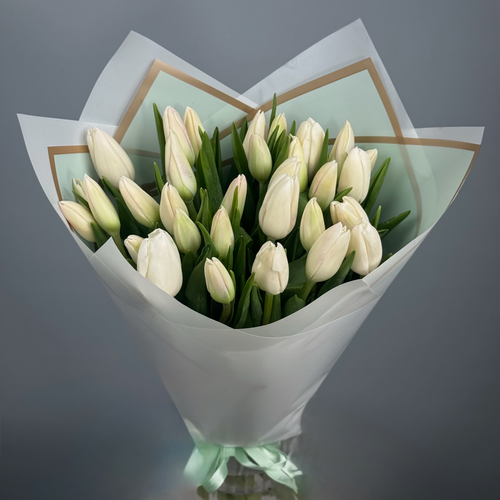 Изображение товара Букет из 31 белых тюльпанов в стильной упаковке. «365 Поводов» - живые цветы с доставкой