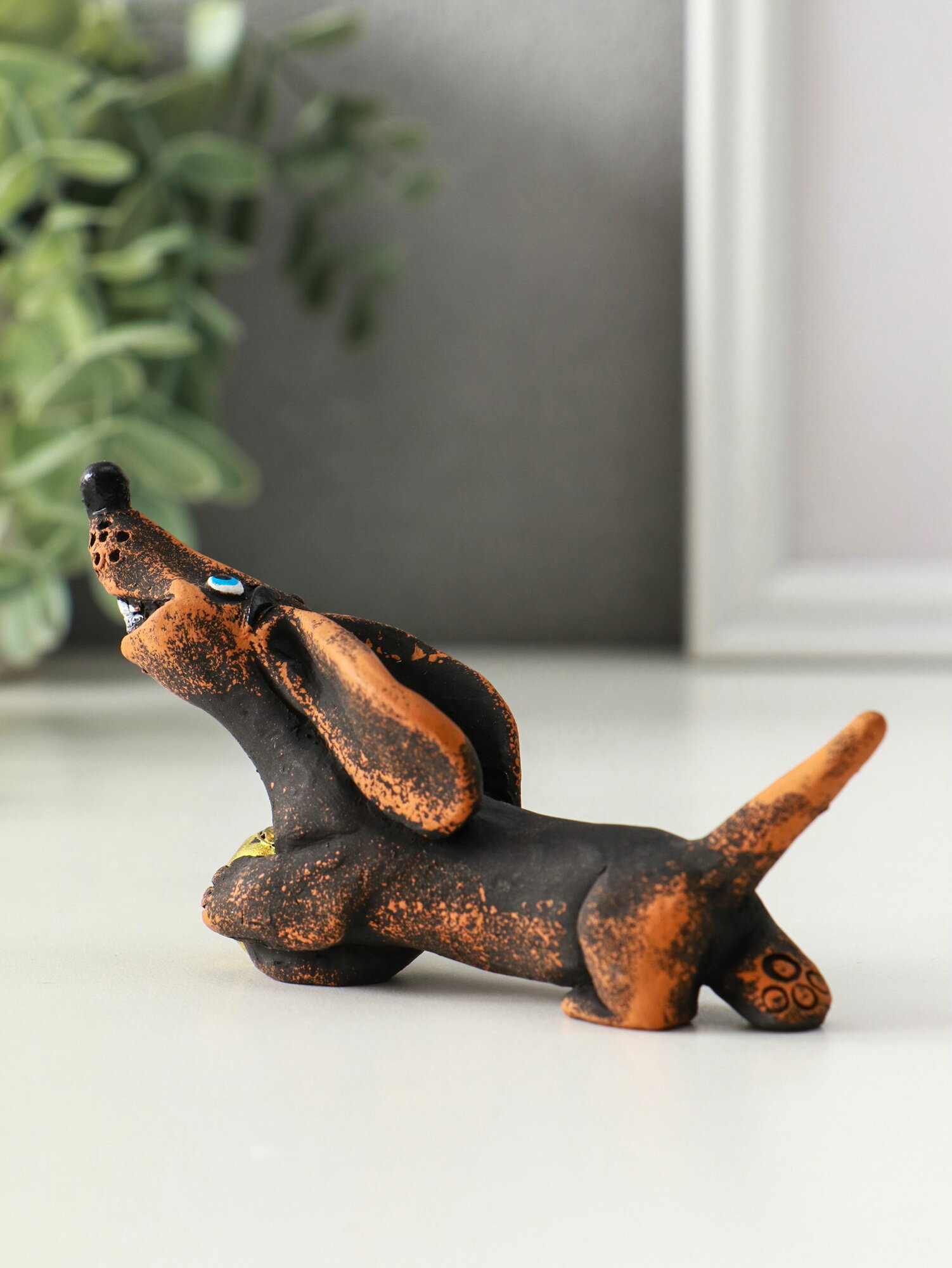 Фигурка полистоун "Такса с мячом", 4.5x9x4.3 см, цвет: коричневый — фото 1