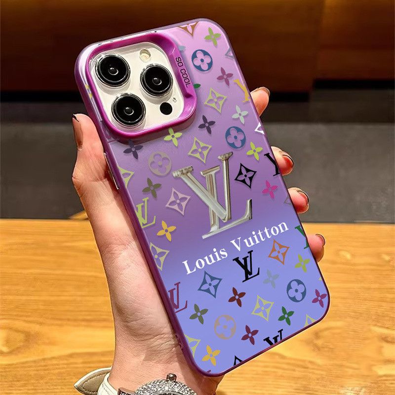 Чехол на Aйфон 15 Про Макс / IPHONE 15 PRO MAX фиолетовой рамкой и сплошным фиолетовым фоном с разноцветным принтом монограммы антиударный с амортизацией