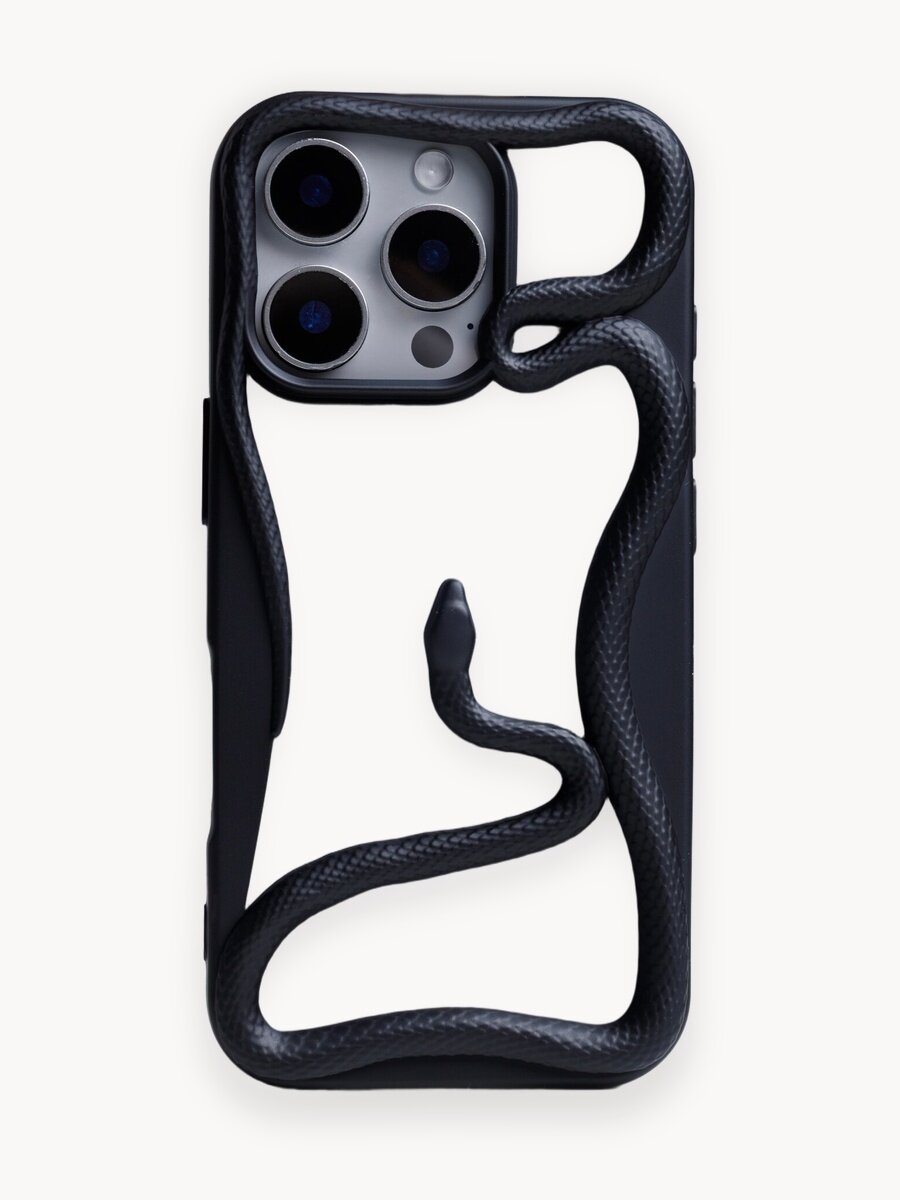 Чехол черного цвета на iPhone 15 Pro Max с змеиным принтом, пластик