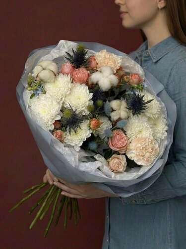 Изображение товара Сборный букет "Сумерки" с эрингиумом, хризантемой и кустовой розой
