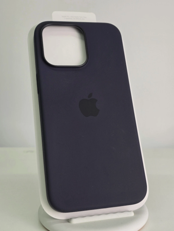 Силиконовый чехол для iPhone 15 Pro Max — фото 1