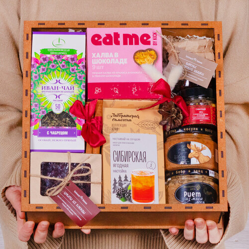 Изображение товара Подарочный набор с вареньем из кедровой шишки, сибирской настойкой, риетом из лося и цукатами из клюквы ART-Box №2428