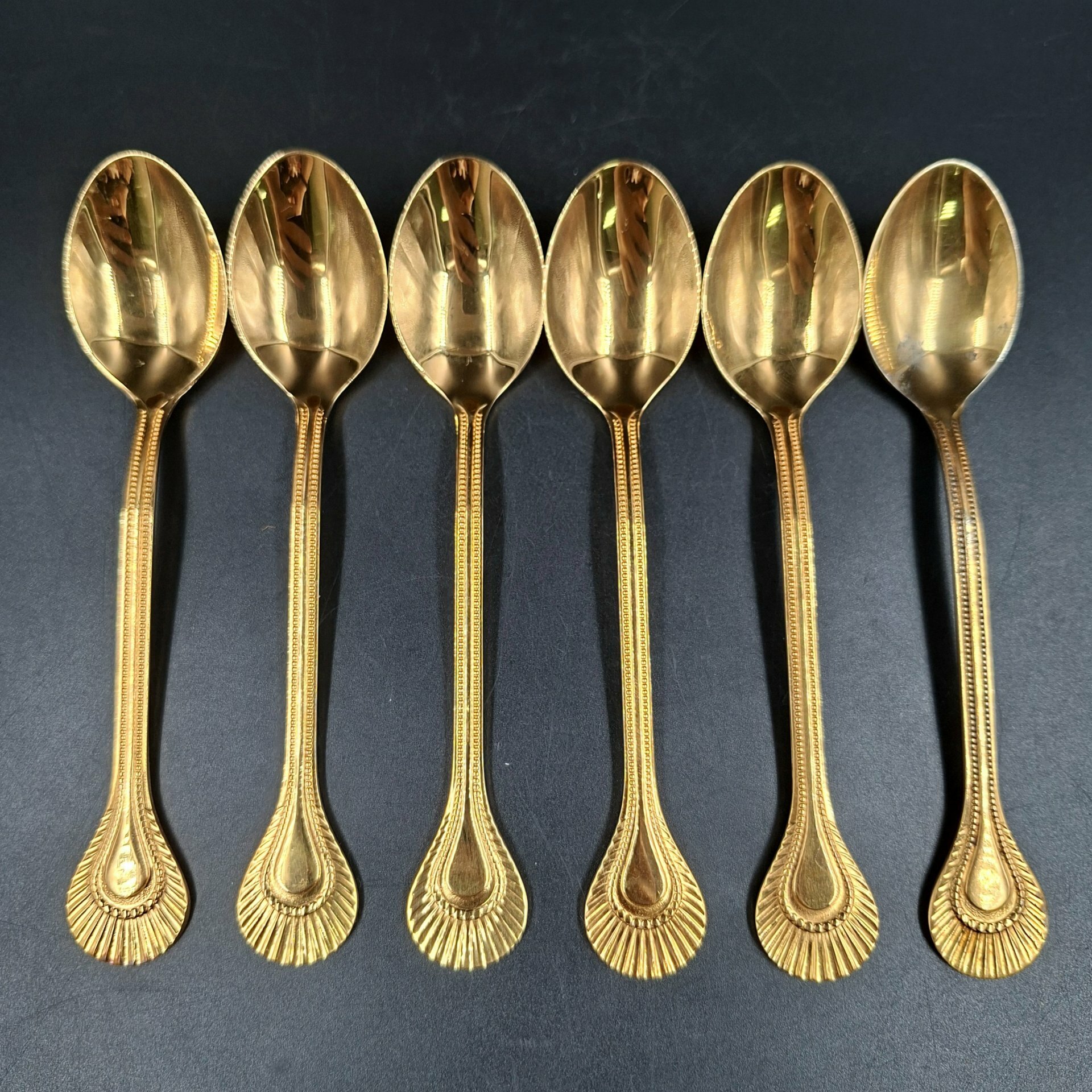 Набор из шести чайных ложек с фигурными черенками, металл, золочение