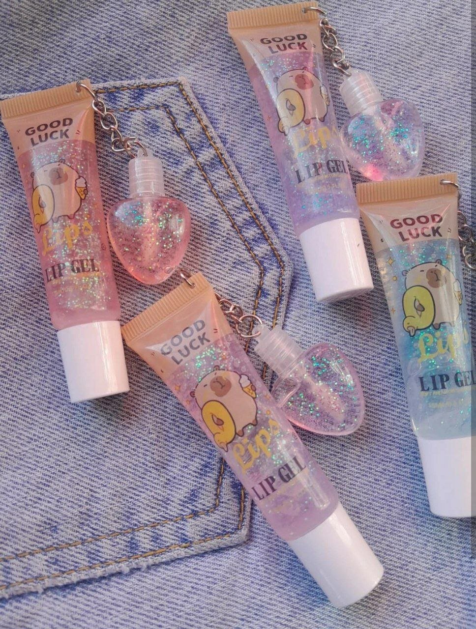 Блеск для губ с брелком капибара. Увлажняющий блеск-шиммер для губ 2 в 1