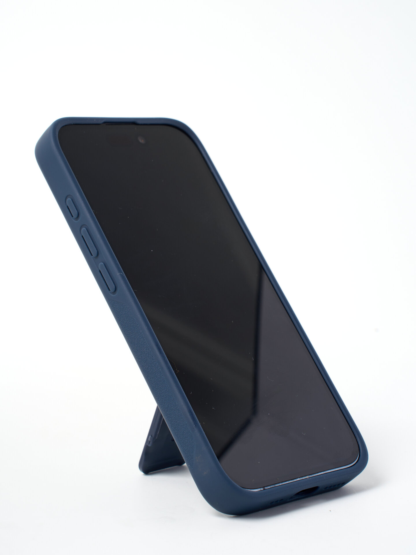 Чехол на Айфон 17 Про (iPhone 17 Pro) с поддержкой беспроводной зарядки и подставкой, синий — фото 1