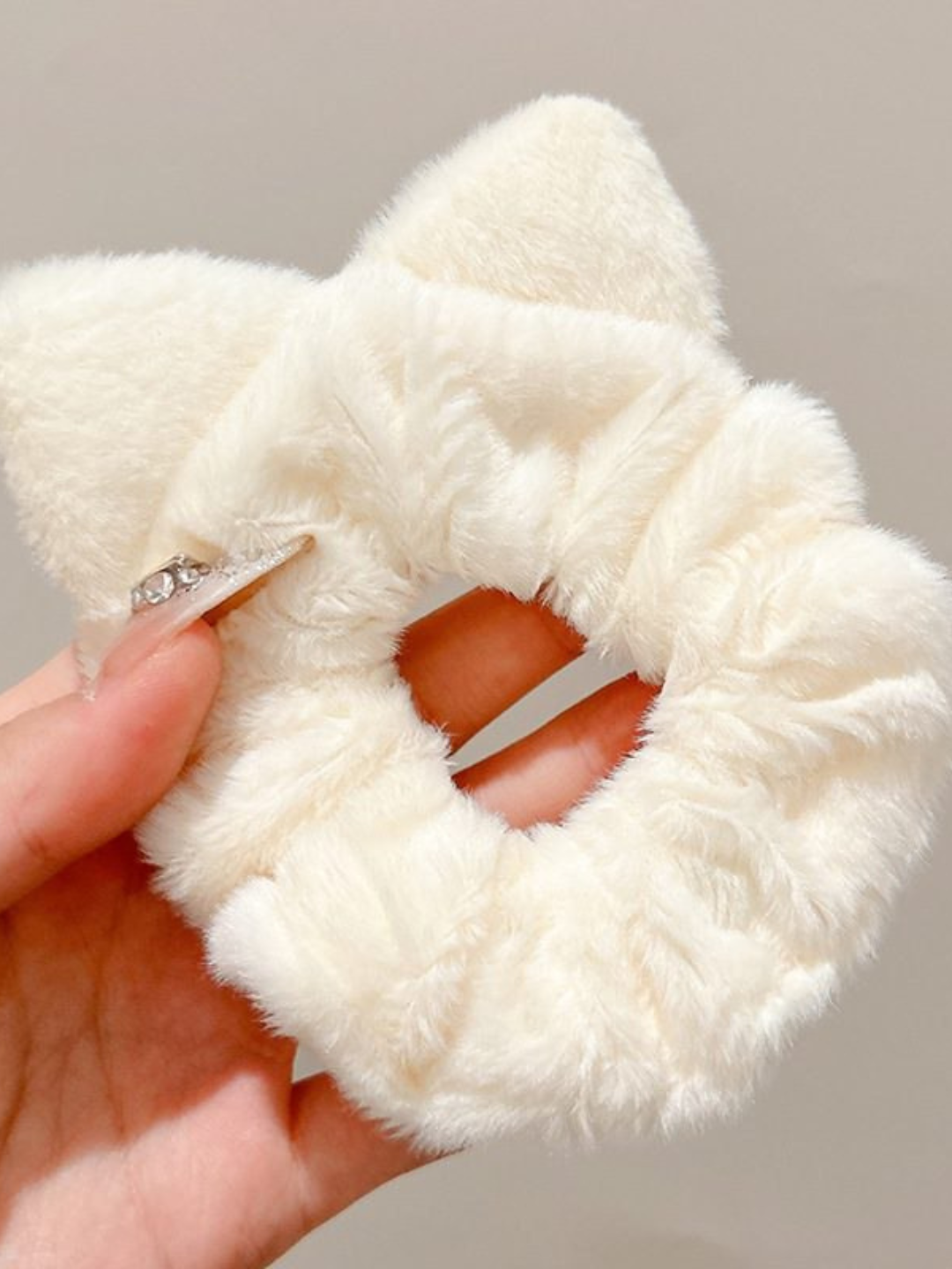 Мягкая структура резинки не травмирует волосы, не выдёргивает и не ломает их, не вызывает дискомфорта и головной боли