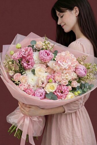 Изображение товара Сборный букет "Искристый Миг" с пионами, хризантемой и кустовой розой