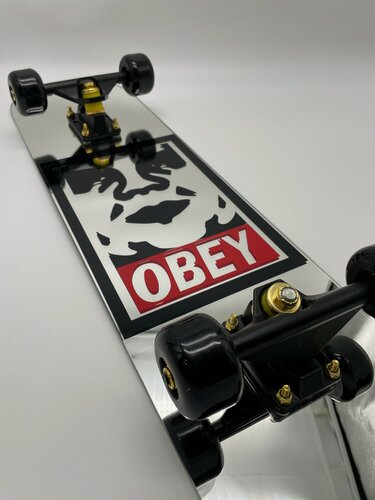 Изображение товара Зеркало интерьерное в форме скейтборда, графика OBEY, длина 80 см, бренд Zrcatko